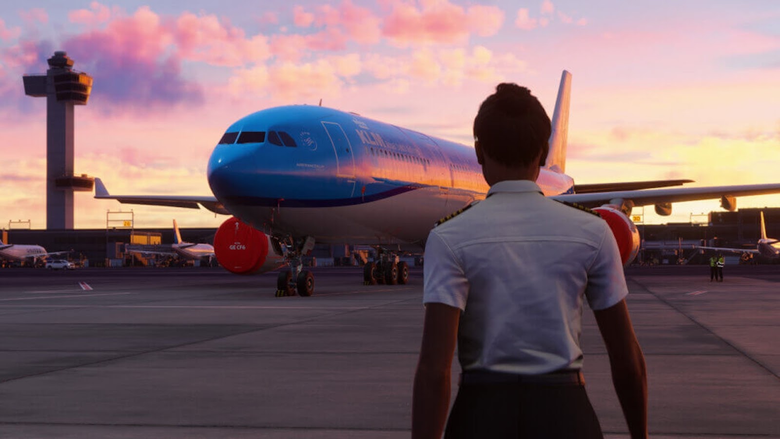 Microsoft Flight Simulator 2024 のスクリーンショット。日没または日の出時に KLM 旅客機の外で散歩をしているパイロットを示しています。