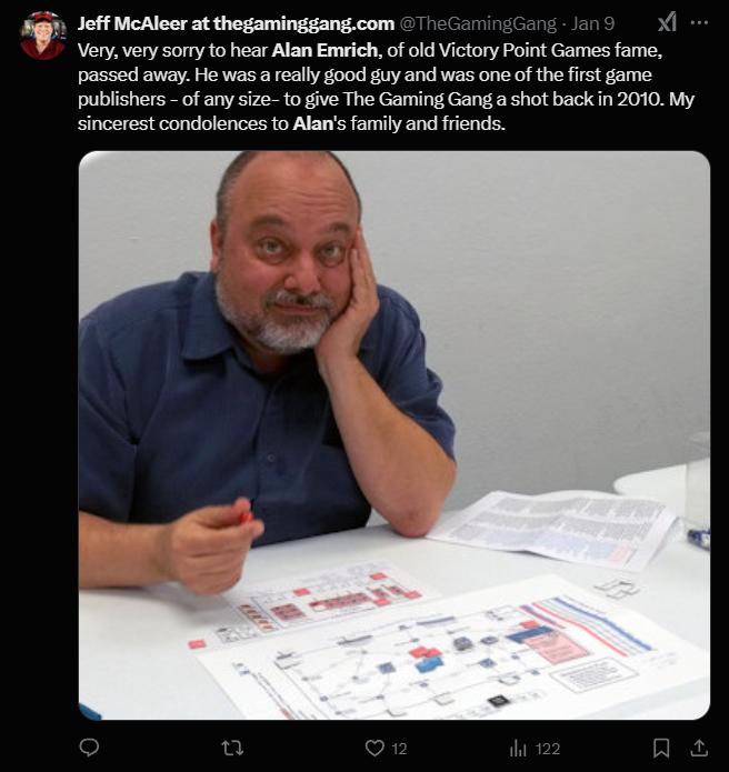 thegaminggang.com の Jeff McAleer による Twitter 投稿: かつての Victory Point Games で名声を博した Alan Emrich 氏が亡くなったと聞いて、非常に残念です。彼は本当に良い人で、2010 年に The Gaming Gang に挑戦を与えた最初のゲーム パブリッシャーの 1 人でした。アランの家族と友人に心からお悔やみを申し上げます。