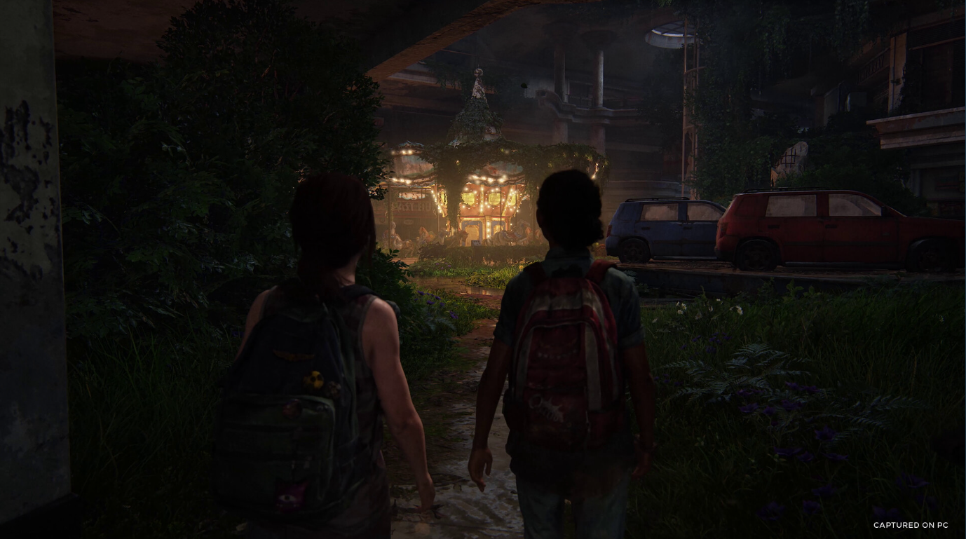 『The Last of Us』の 2 人のキャラクターが放棄されたモールを歩きます。