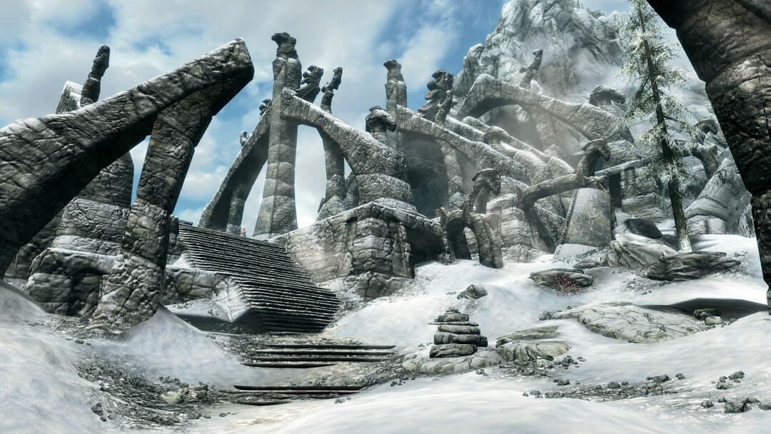 史上最高のシングルプレイヤーゲームの1つからのスクリーンショット、Skyrim、雪の中で古代の遺跡を示しています