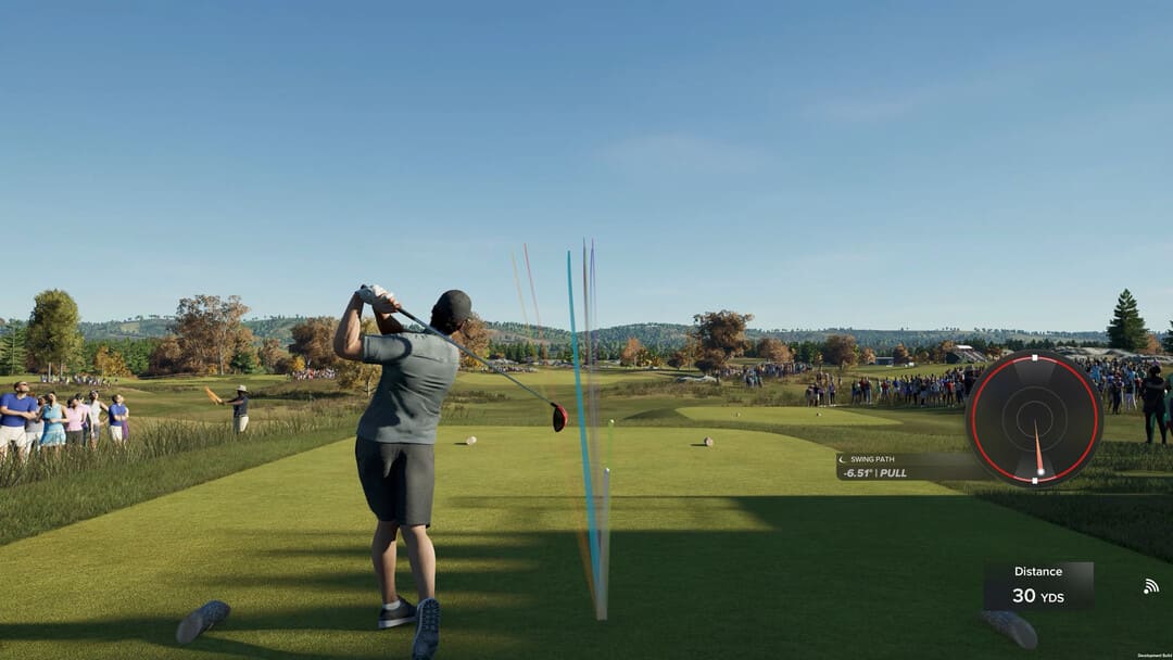 PGAツアー2K25レビューゲームの新しいスイングシステムEvoswingを賞賛します。ここでは、ゴルファーがボールを打つことを示すスクリーンショットで見られます。