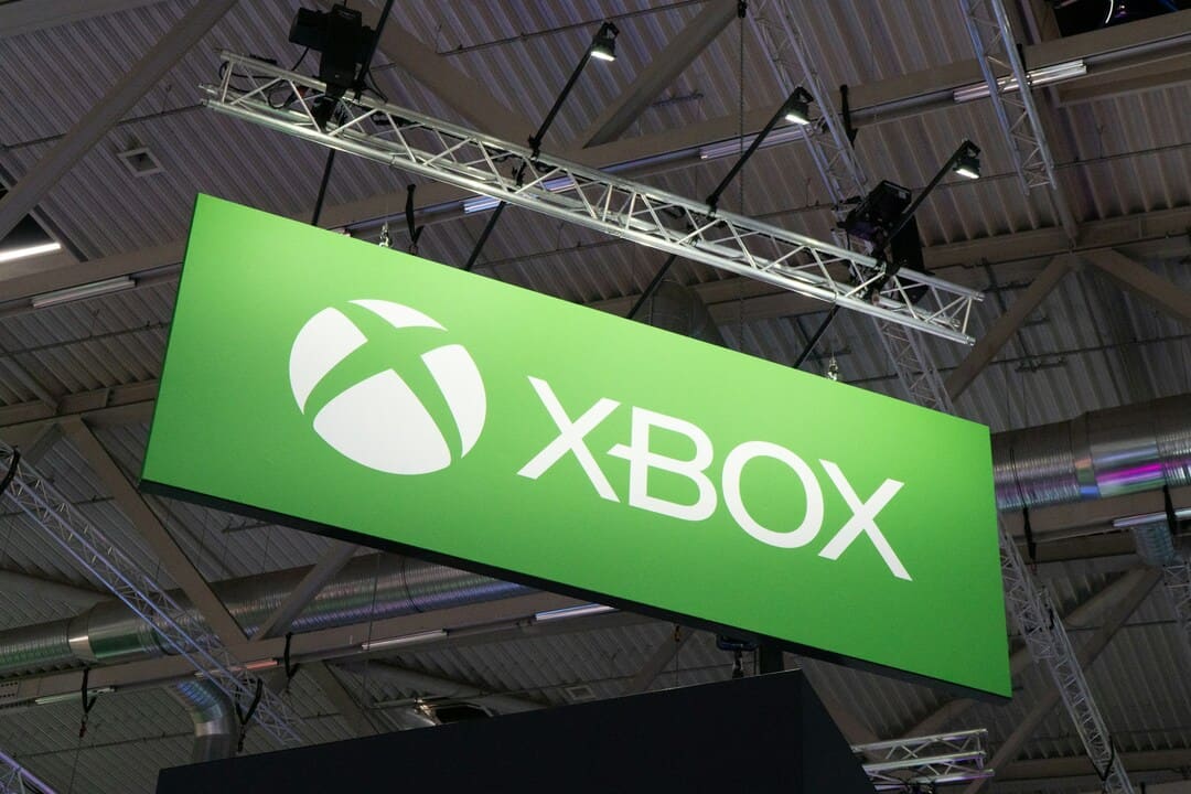 コンベンションのためのXboxロゴを備えた巨大な吊り緑のサイン