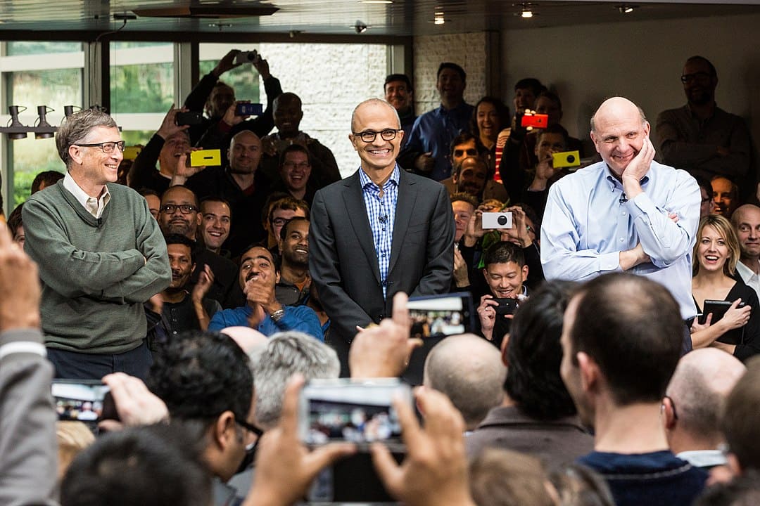 マイクロソフトのCEOとしてのサティア・ナデラの最初の日、スティーブ・バルマーに隣接している写真と創設者のビル・ゲイツ