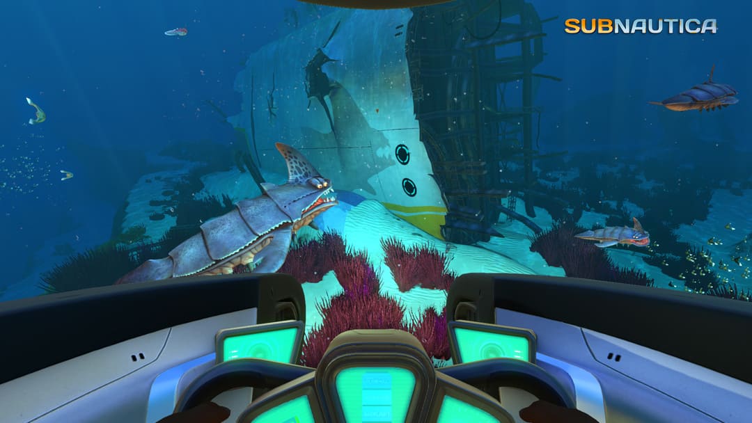 大破の近くの深海の生き物を見ている潜水艦の内部からの眺めを示すゲームSubnauticaのスクリーンショット