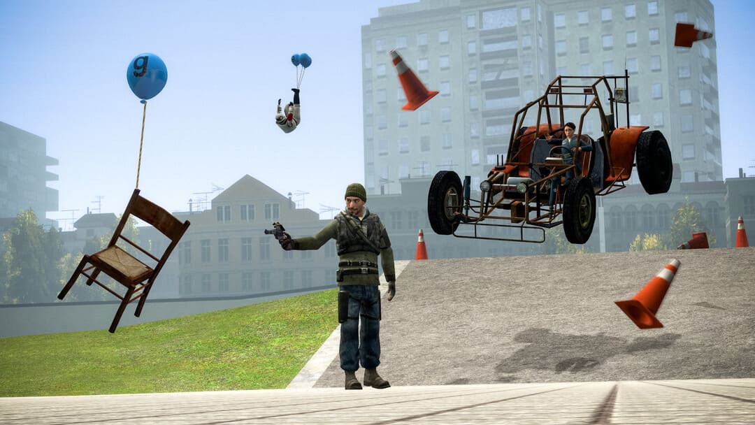 ゲームのスクリーンショットGarry's Modを、バックグラウンドにバギーでピストルを装備し、ランダムなオブジェクトが風船で飛んでいるか浮かんでいることを示しています