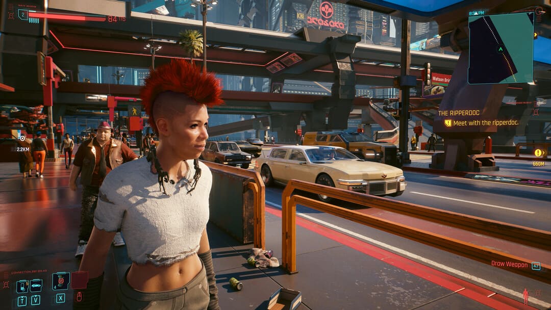 ゲームサイバーパンク2077のスクリーンショットは、バックグラウンドでクロップトップを持っている女性と都市のシーンを示しています