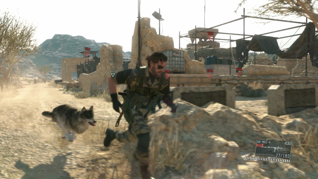 ゲームメタルギアソリッドV：コマンドーと彼の犬が走っている幻の痛みからのスクリーンショット