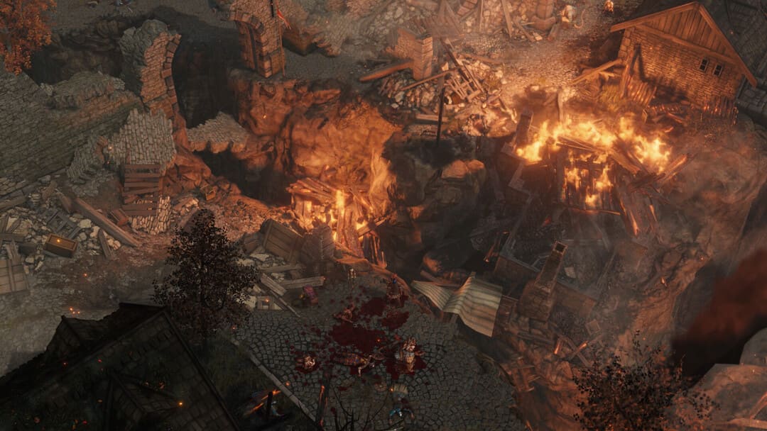 ゲームPathfinderのスクリーンショット：義の怒り - 強化されたエディションは、建物が燃えている崖の近くの血まみれのシーンを示す版