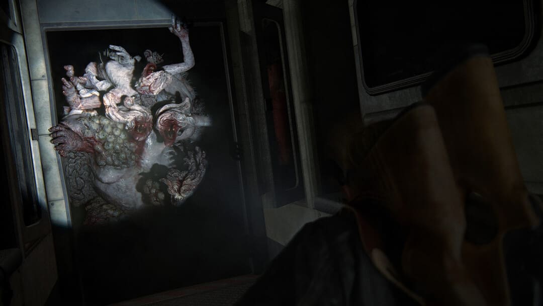 ゲームのスクリーンショットThe Last of Us Part IIは、懐中電灯に照らして戸口にゾンビを見せてリマスターされました