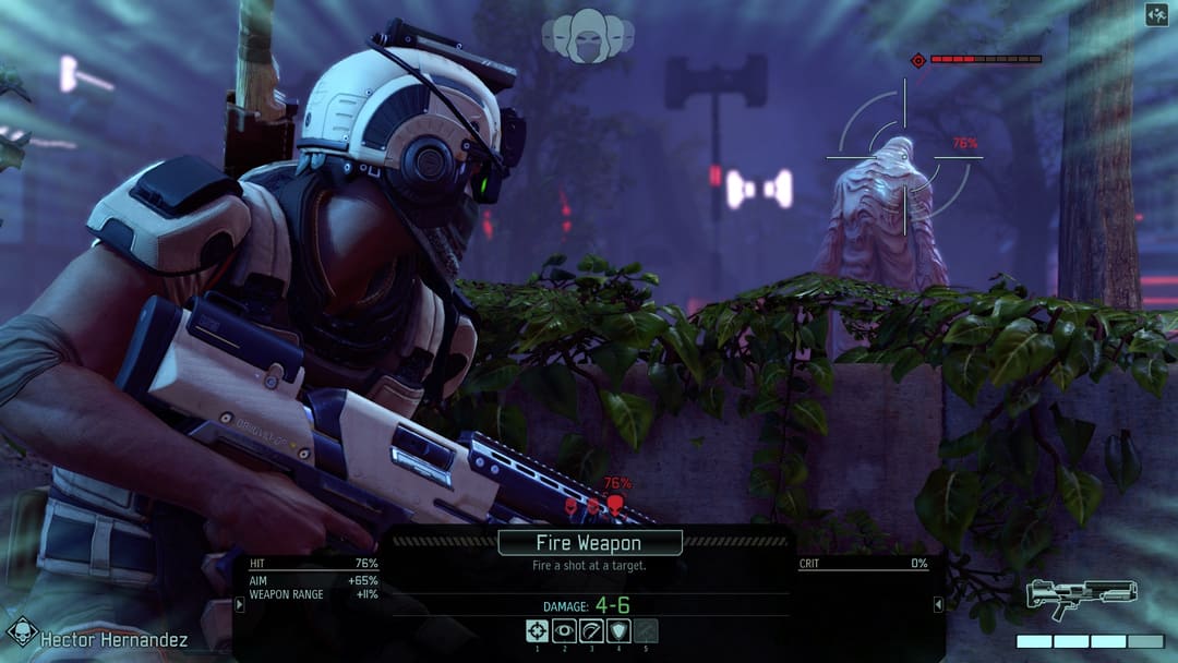 ゲームXCOM 2のスクリーンショットは、彼から離れたエイリアンを目指してヘクターヘルナンデスを示しています