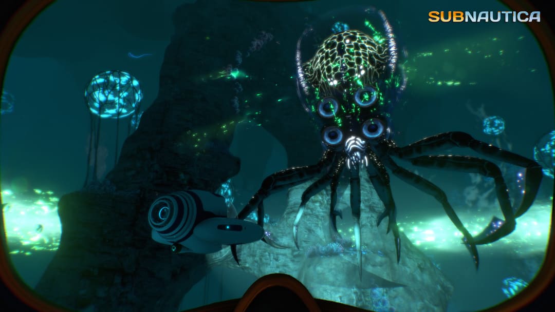 ゲームSubnautica（2018）のスクリーンショットは、8本の足と巨大な頭を持つ輝く水中生物を示す