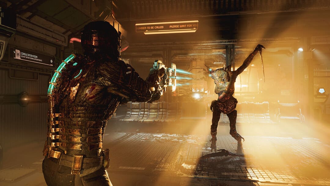 ゲームデッドスペース（2023年）のスクリーンショットスペースの潮流でエイリアンを撃つヒーローを示す