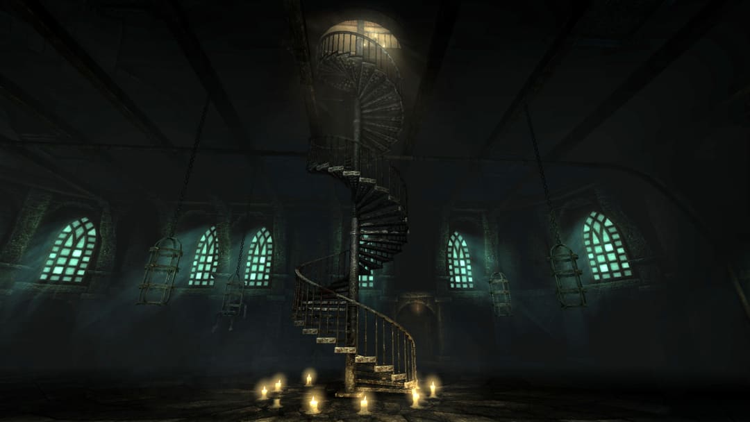 ゲームAmnesiaのスクリーンショット：The Dark Descent（2010）は、天井からケージがぶら下がっている大きな部屋の中央にらせん階段を示す