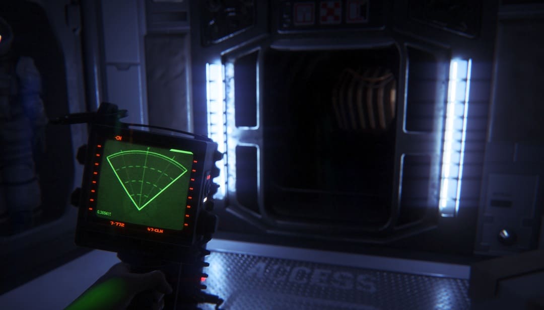 ゲームエイリアンからのスクリーンショット：Isolation（2014）ハンドヘルドモーションスキャナーと暗い宇宙船の廊下を示す
