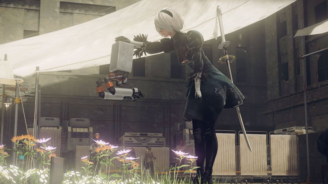 ゲームNierのスクリーンショット：メインキャラクターが空飛ぶドロイドに手を置いていることを示すオートマトン