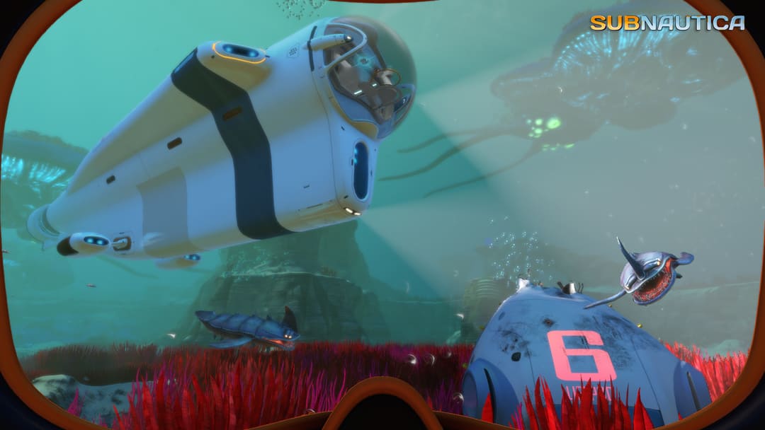 ゲームサブナウティカのスクリーンショットは、海の生き物が泳いでいる洗練されたモダンな一人の潜水艦を示しています
