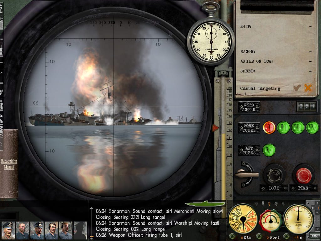 ゲームのサイレンショットサイレントハンターIIIは、潜水艦からの潜水艦からの眺めを示しています、軍艦が火をつけていることを示しています