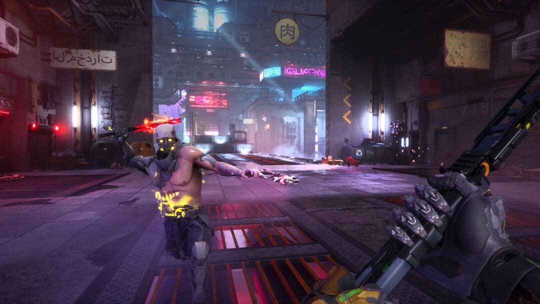 Ghostrunner 2のゲームからのスクリーンショット。サイバーパンクの設定であなたに向かって走っている炎の剣を持つ上半身裸の男を示す