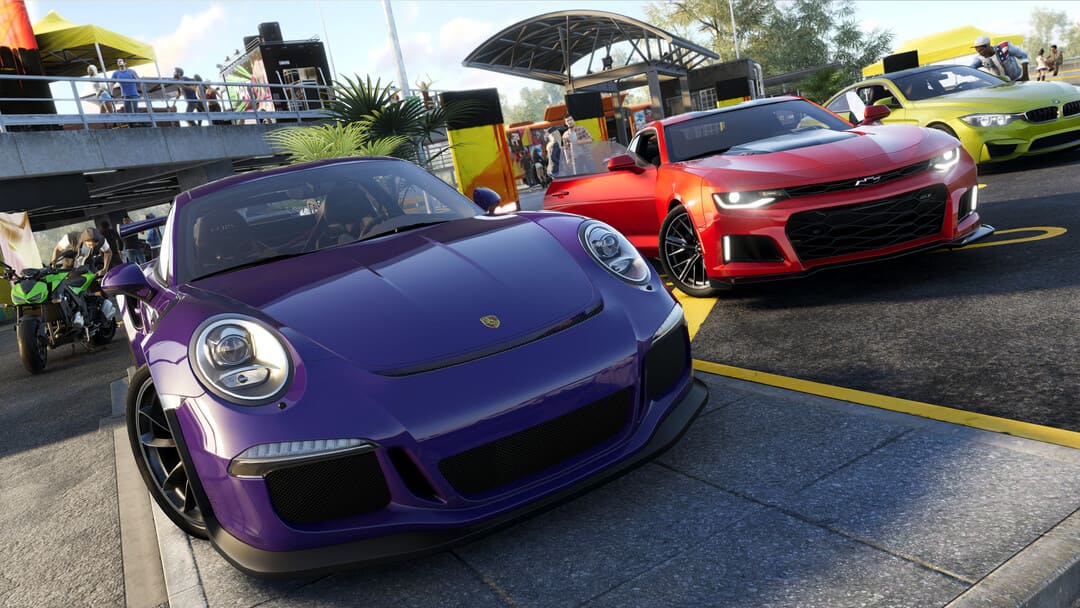 ゲームのスクリーンショットThe Crew 2は、別の赤いスポーツカーの隣に駐車している紫色のフェラーリスポーツカーを示しています