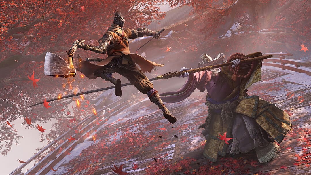 ゲームのスクリーンショットSekiro：Shadows Die Twice-Goty Edition秋の日本庭園の橋の上でポールを振り回す戦闘機を攻撃する戦闘機を示すエディション