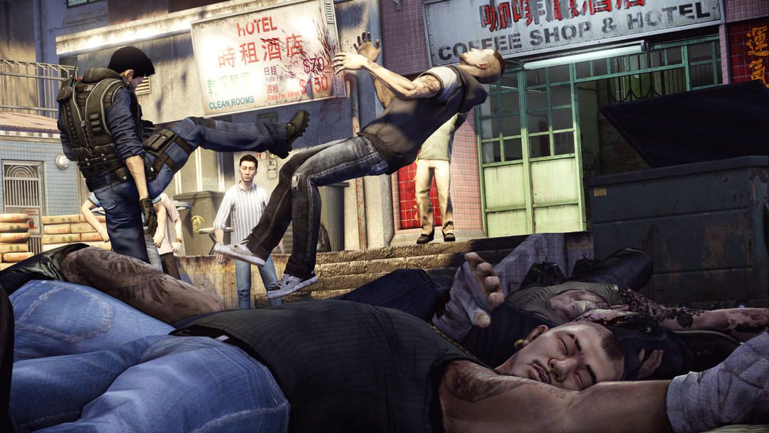 ゲームSleeping Dogsのスクリーンショット：無意識の人々の山の周りで別の男を蹴る男のラウンドハウスを示す決定的なエディション